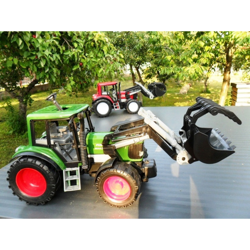 * 1627 DUŻY TRAKTOR CIĄGNIK Z RUCHOMYM TUREM FARMA